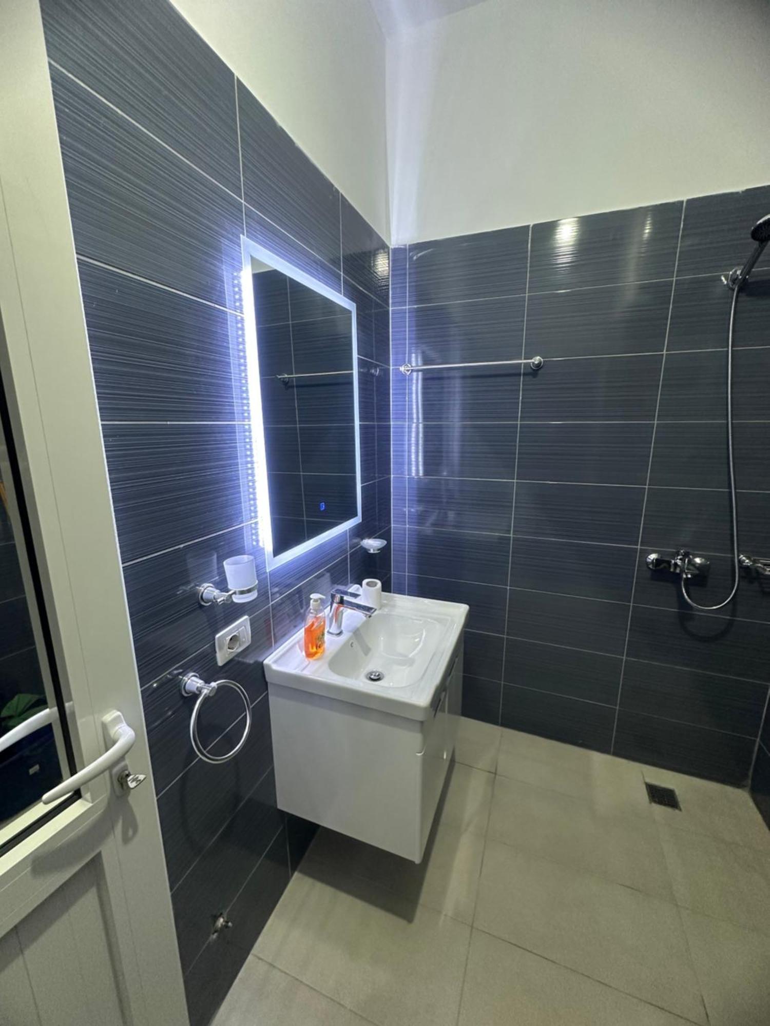 Roy Iii ,new Location Apartment Durrës